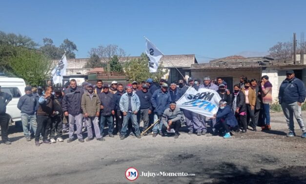 Municipales llevan una semana de paro y continúan con el reclamo